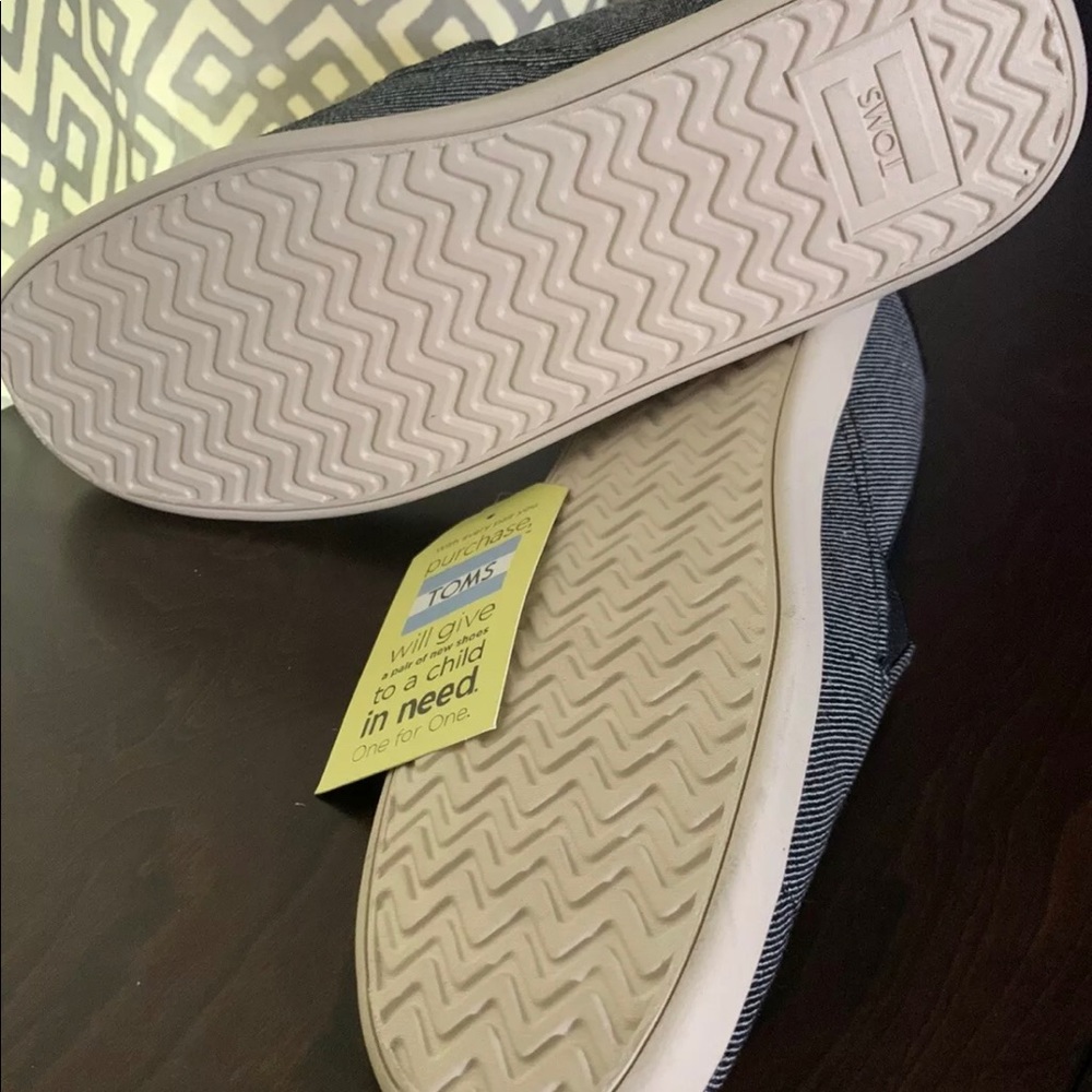 Men’s Toms size 11